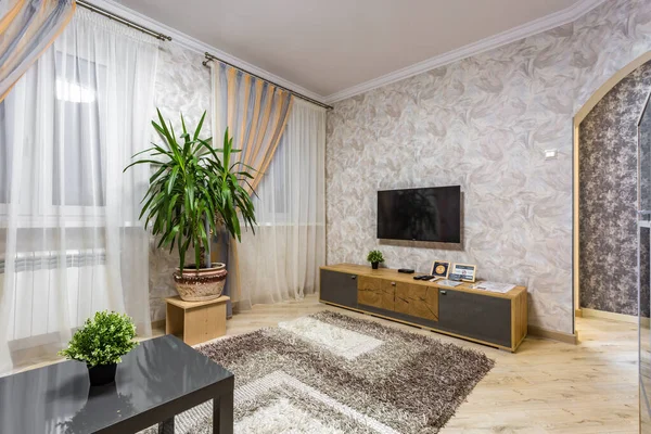 MINSK, BELARUS - SEPTIEMBRE, 2019: Interior de la habitación de lujo moderno o dormitorio en apartamentos tipo estudio en estilo de color claro — Foto de Stock