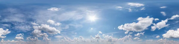Pürüzsüz mavi gökyüzü hdri panorama 360 derecelik açı açısı ve 3 boyutlu grafiklerde gökyüzü kubbesi olarak kullanılacak güzel bulutlar veya drone görüntüsünü düzenle