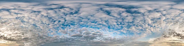 Sin fisuras cielo azul nublado hdri panorama 360 grados ángulo de vista con cenit y hermosas nubes para su uso en gráficos 3D como cúpula del cielo o editar tiro de dron — Foto de Stock
