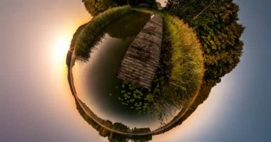 Uzayın kıvrımlı küçük bir gezegen dönüşümü. Sabahın erken saatlerinde tarlalar arasında soyut bükülme ve uçuş panoraması. İHA havalanıyor ve dönüyor