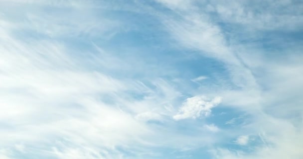 小さな縞模様の雲と青い空の背景のタイムラプス 晴れた日と良い風の強い日 — ストック動画