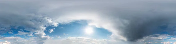 Panorama de hdri céu azul nublado sem costura 360 graus vista de ângulo com belas nuvens com zênite para uso em gráficos 3d como cúpula do céu ou editar tiro drone — Fotografia de Stock