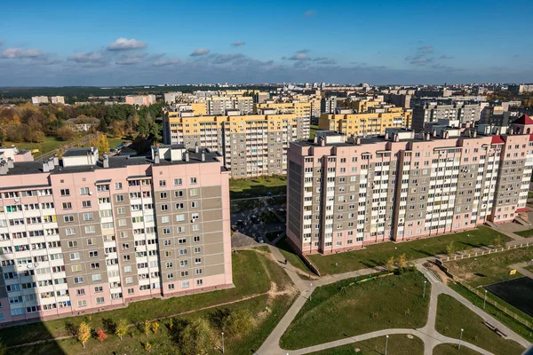 Панорамний вид на нову чверть багатоповерхівку міська забудова — стокове фото