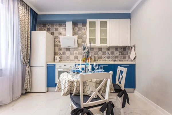 MINSK, BELARUS - SEPTIEMBRE, 2019: Interior de la moderna cocina de lujo con mesa de invitados en apartamentos tipo estudio en estilo minimalista con color azul — Foto de Stock