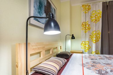 Minsk, Belarus - Eylül 2019: Stüdyo dairelerde sarı renkli modern lüks yatak odaları