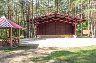 Pinery Ormanı 'nda renkli bankları olan bir amfi tiyatro.