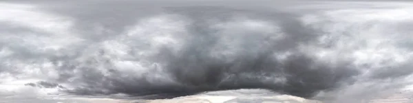 Ciel sombre nuageux sans couture avant la tempête panorama hdri Vue d'angle 360 degrés avec de beaux nuages avec zénith pour une utilisation dans les graphismes 3D comme dôme du ciel ou éditer un tir de drone — Photo