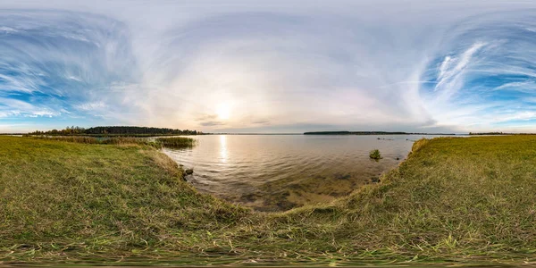 Sömlös sfäriska HDRI Panorama 360 grader vinkel syn på gräs kusten av stora floden eller sjön i soliga sommardag och blåsigt väder i equirektangulär projektion med Zenith och Nadir, VR AR innehåll — Stockfoto