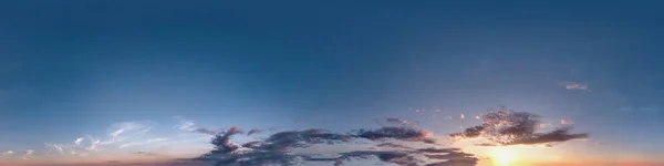 Pôr-do-sol escuro sem emenda céu hdri panorama 360 graus vista de ângulo com belas nuvens com zênite para uso em gráficos 3d como cúpula do céu ou editar tiro drone — Fotografia de Stock