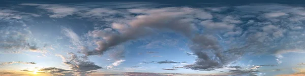 Coucher de soleil noir sans couture ciel hdri panorama 360 degrés vue d'angle avec de beaux nuages avec zénith pour une utilisation dans les graphismes 3D comme dôme du ciel ou éditer un tir de drone — Photo