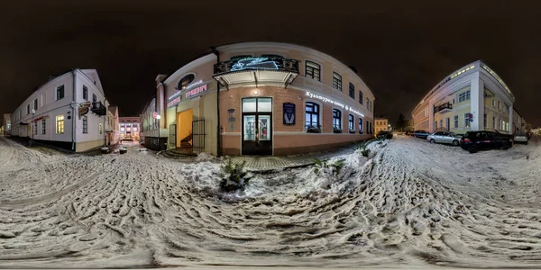 Grodno, Białoruś-Grudzień 2018: pełna bezszwowa noc HDRI Panorama 360 stopni kąt widzenia na nocnym ulicy z iluminacjami na nowy rok w ekwiprostokątnej projekcji, gotowy do VR AR wirtualnej rzeczywistości — Zdjęcie stockowe