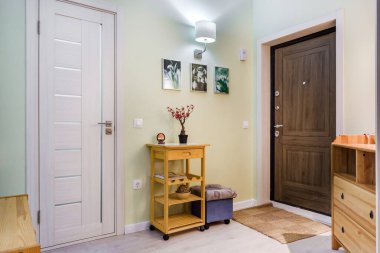 MINSK, BELARUS - Eylül 2019: Pahalı dairelerdeki modern koridor girişinin kapısı