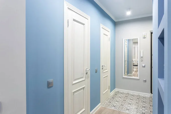 Mińsk, Białoruś - wrzesień 2019: drzwi w nowoczesnym korytarzu wejściowym w kolorze niebieskiego światła w drogich apartamentach — Zdjęcie stockowe