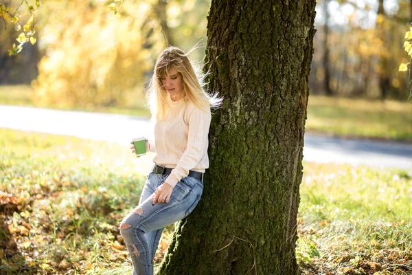 Meisje zit en ontspannen op de grond in de herfst bos met coff — Stockfoto