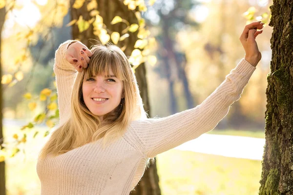 Ragazza si siede e rilassarsi a terra nella foresta autunnale con il caffè — Foto Stock