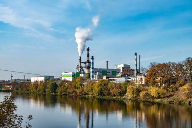 Nehir kenarındaki kereste fabrikası boruları. Hava kirliliği konsepti. Endüstriyel arazi çevresel kirlilik termik enerji santralinin atıkları
