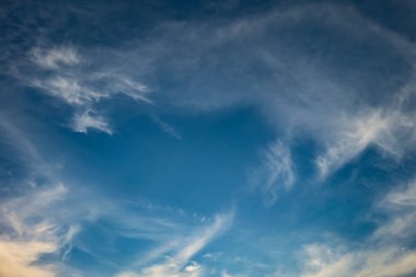 Mavi gökyüzü arka plan ile küçük stratus cirrus bulutlar çizgili. Gün ve iyi rüzgarlı Hava Temizleme 