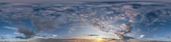 Cielo oscuro inconsútil después de la puesta del sol hdri panorama 360 grados vista angular con hermosas nubes con cenit para su uso en gráficos 3D como cúpula del cielo o editar tiro de dron — Foto de Stock