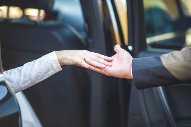 romantik çift el ele tutuşuyor. Aşıklar ya da romantizm yeni evli genç çift. düğün teması