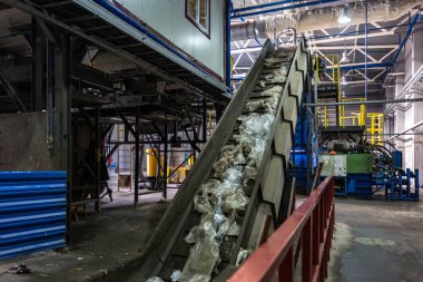 Modern atık geri dönüşüm işlemlerinde taşıyıcı taşınıyor