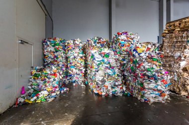 Modern, plastik preslenmiş balya tehlikeli işleme tesisi atık. Ayrı çöp toplama. Geri dönüşüm ve atık daha fazla bertarafı için depolama. Sıralama ve atık işleme için iş.