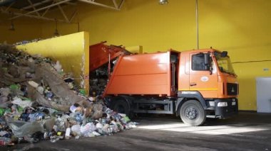 Grodno, Belarus - Ekim 2019: kamyon modern atık geri dönüşüm işleme tesisine çöp atıyor. Çöp toplama ve ayıklama. Daha fazla atık için geri dönüşüm ve depolama. 