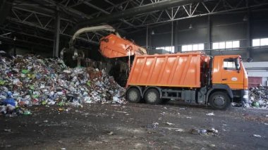 Grodno, Belarus - Ekim 2019: kamyon modern atık geri dönüşüm işleme tesisine çöp atıyor. Çöp toplama ve ayıklama. Daha fazla atık için geri dönüşüm ve depolama. 