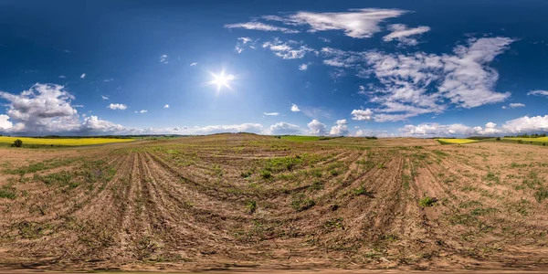 Tam dikişsiz küresel hdri panorama yaz günü tarlalar arasında 360 derecelik açı görünümü eşdikdörtgen yansıtmalı muhteşem mavi bulutlar, VR AR sanal gerçekliğine hazır