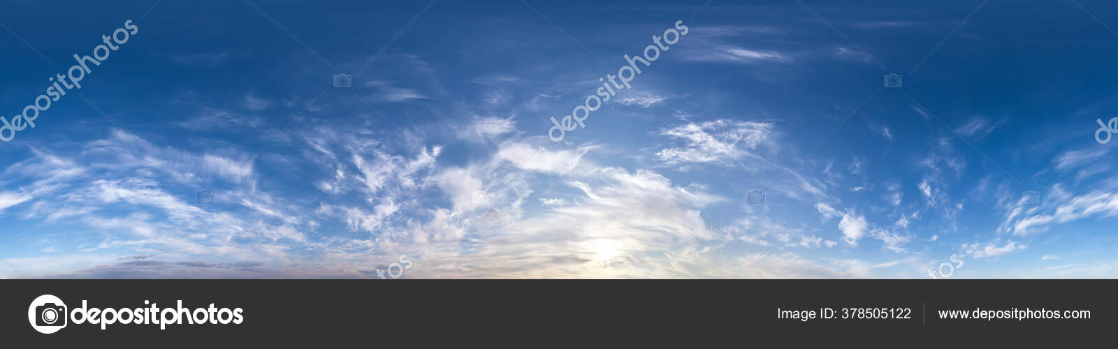 Céu azul claro com sol escaldante. Panorama hdri sem costura 360 graus  ângulo vista com zênite