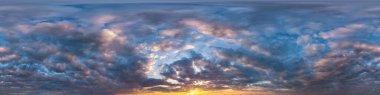 Gün batımından önce koyu mavi gökyüzü ve güzel bulutlar. 3D grafiklerde ya da oyun geliştirmede gökyüzü kubbesi olarak kullanılmak ya da insansız hava aracı görüntüsünü düzenlemek için 360 derecelik kusursuz hdri panorama görünümü ile doruk noktası