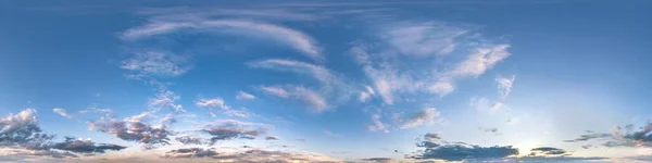 Ciemnoniebieskie Niebo Przed Zachodem Słońca Pięknymi Chmurami Bezproblemowa Panorama Hdri — Zdjęcie stockowe