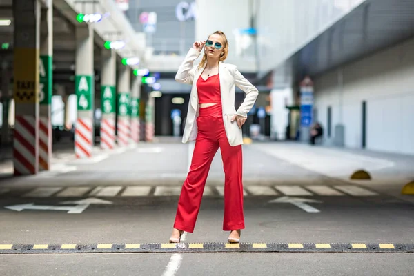 Jeune Écolière Blonde Costume Rouge Une Veste Blanche Posant Dans — Photo