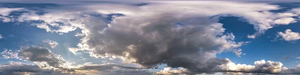 暴风雨前蓝天乌云密布 无缝洞全景360度透视与天顶用于3D图形或游戏开发 如天空穹顶或编辑无人机射击 — 图库照片
