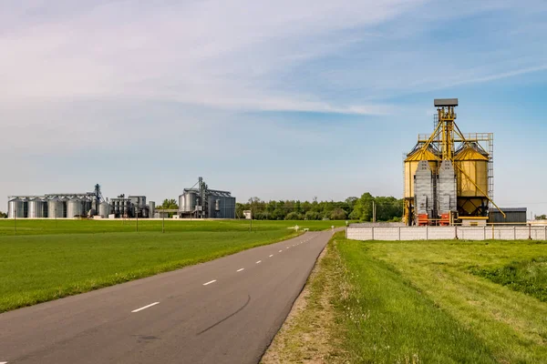 Agrar Verarbeitungs Und Produktionsanlage Zur Verarbeitung Und Silbersilos Zum Trocknen — Stockfoto