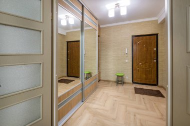 Pahalı dairelerde modern koridor girişinin kapısı.