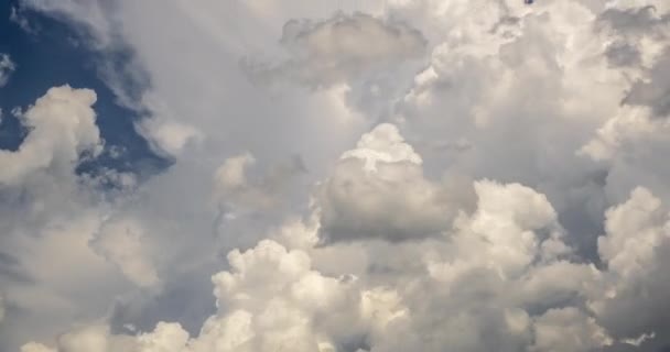 Clipe Lapso Tempo Várias Camadas Nuvens Enroladas Encaracoladas Fofas Tempo — Vídeo de Stock