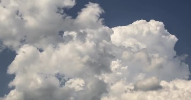 Time lapse clip de plusieurs couches de nuages ondulés et bouclés par temps venteux