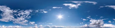 Güneşli mavi gökyüzü ve güzel kabarık bulutlar. 3D grafiklerde ya da oyun geliştirmede kullanmak için zemin olmadan 360 derecelik kusursuz hdri panorama görünümü ya da İHA görüntüsünü düzenle