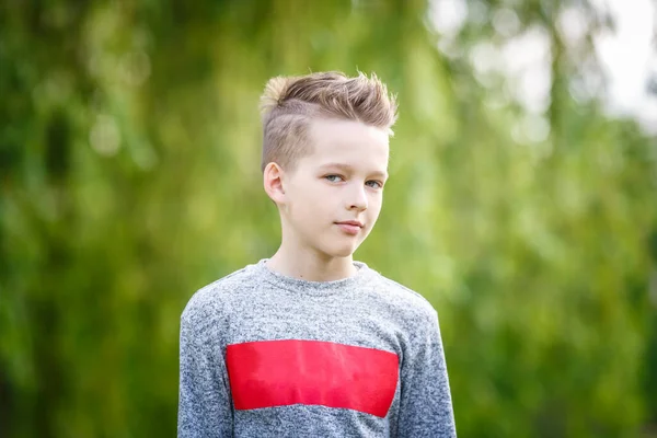 Närbild Porträtt Stilig Pojke Tonåring Grön Bakgrund — Stockfoto