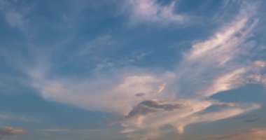 Pofuduk kıvrımlı bulutların hızlandırılmış klibi. Rüzgarlı bir havada, gün batımından önce.