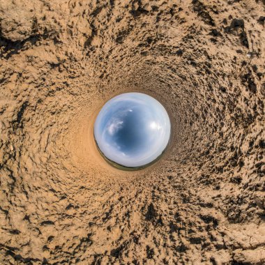 Küresel panoramanın 360 derecelik küçük gezegen dönüşümü. Muazzam güzel bulutları olan küresel soyut hava manzarası. Uzayın eğriliği.