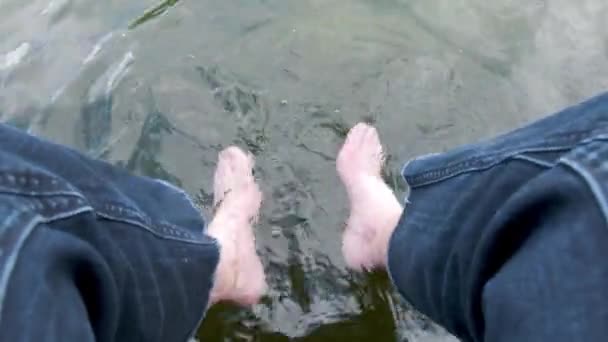 Homem Calções Longos Balança Pernas Água Lago Salpicos Água — Vídeo de Stock