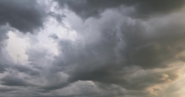 Fondo Cielo Oscuro Con Gran Estrato Minúsculo Cirro Rayado Nube — Vídeos de Stock