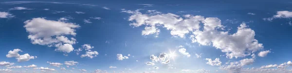 céu azul claro com belas nuvens. panorama hdri sem costura visão de ângulo  de 360 graus sem chão para uso em gráficos 3D ou desenvolvimento de jogos  como sky dome ou editar