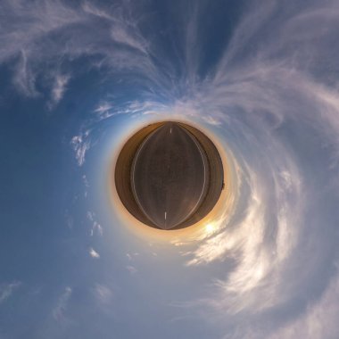 Küresel panoramanın 360 derecelik küçük gezegen dönüşümü. Muazzam güzel bulutları olan küresel soyut hava manzarası. Uzayın eğriliği.