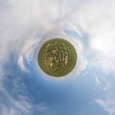 Küresel panoramanın küçük yeşil gezegen dönüşümü 360 derece. Muazzam güzel bulutları olan küresel soyut hava manzarası. Uzayın eğriliği.