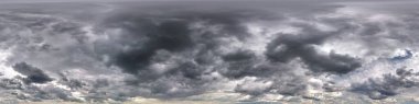 Fırtınadan önce güzel siyah bulutları olan karanlık gökyüzü. Gökyüzü kubbesi olarak kullanılmak üzere zemini olmayan 360 derecelik kusursuz hdri panorama görünümü veya hava aracı görüntüsü olarak oyun geliştirilmesi