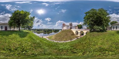 Eski şehre bakan kusursuz küresel hdri panorama 360 gezinti alanı ve dağdaki geniş nehir kenarındaki tarihi ortaçağ şatosu binaları eş dikdörtgen projeksiyonlu, VR AR içeriği