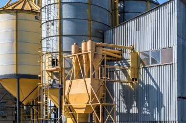 Tarımsal ürünlerin, unun, mısır gevreğinin ve tahılın kuru temizleme ve depolanması için tarım işleme ve imalat tesisinde gümüş silolar. Granary asansörü. 