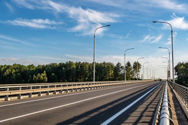 geniş nehir boyunca araba köprüsü